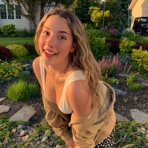 Meet your Posher, Laina